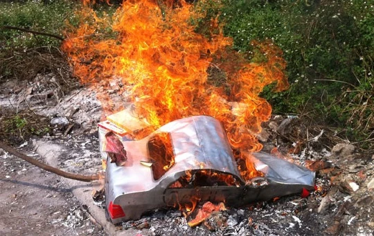 Những chiếc ô tô hàng mã có giá hàng trăm nghìn đồng sẵn sàng được gia chủ mua về đốt cho người âm.