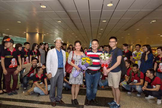 Các nghệ sĩ chụp hình cùng đoàn du học sinh ra đón đoàn.