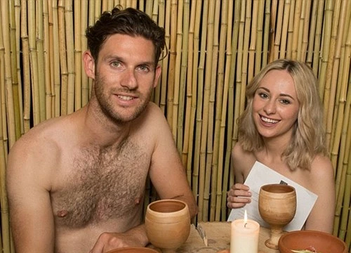 Khách vào nhà hàng chỉ mặc đồ lót bằng giấy do nhà hàng cung cấp.