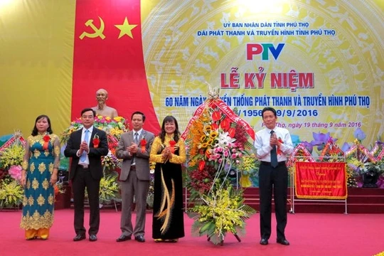Thứ trưởng Bộ TT&TT Hoàng Vĩnh Bảo (ngoài cùng bên phải) chúc mừng ngành PT-TH Phú Thọ nhân dịp kỷ niệm 60 năm Ngày truyền thống.