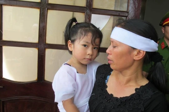 Dù mới 4 tuổi nhưng bé Trần Khánh Vân cảm nhận được nỗi mất mát. Mặt bé buồn rười rượi, hỏi thì bé chỉ bảo "nhớ ba" trong lễ truy điệu Đại tá phi công Trần Quang Khải ngày 20-6 