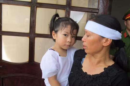 Dù mới 4 tuổi nhưng bé Trần Khánh Vân cảm nhận được nỗi mất mát. Mặt bé buồn rười rượi, hỏi thì bé chỉ bảo "nhớ ba" trong lễ truy điệu Đại tá phi công Trần Quang Khải ngày 20-6 