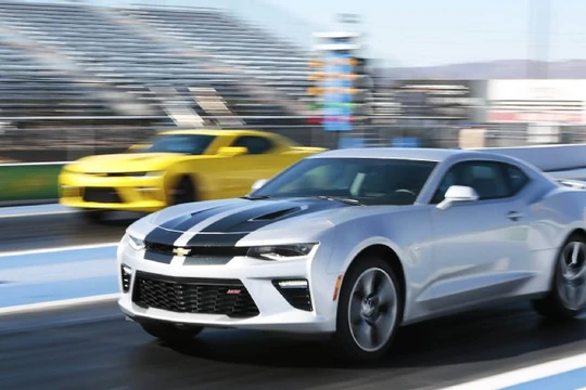 Chevrolet Camaro 2016 được trang bị ghế trước sưởi ấm, bọc da và thông khí.
