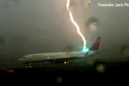 Dựng tóc gáy xem sét đánh máy bay chở khách