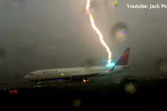 Dựng tóc gáy xem sét đánh máy bay chở khách