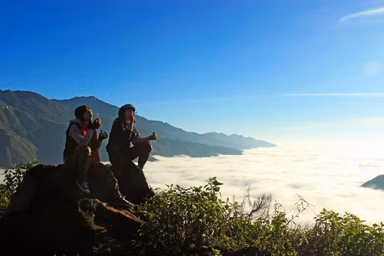 Ngồi trên đỉnh Tả Xùa mang lại một cảm giác trải nghiệm hoàn toàn khác.