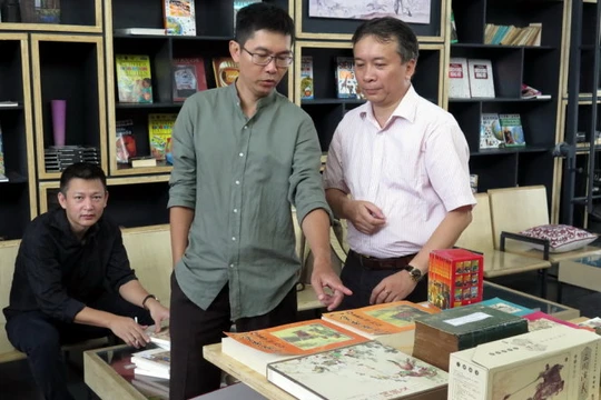 Nhà sưu tập Yên Ba đang giới thiệu triển lãm của mình với ông Phan Thành Nhơn - cũng là một nhà sưu tập Tam Quốc nổi tiếng ở TPHCM - Ảnh: L.Điền