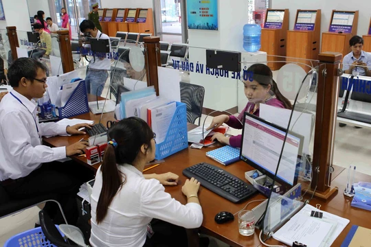 Nhiều ý kiến cho rằng nên chuyển dần dịch vụ công cho tư nhân để giảm biên chế