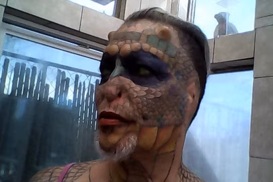 Kinh dị: Phẫu thuật đau đớn để biến thành rồng