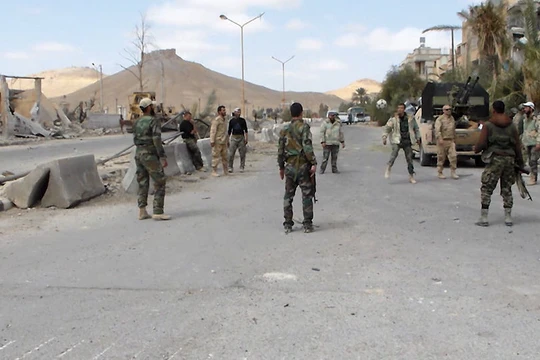 Lính Syria chơi bóng trên đường phố Palmyra sau giải phóng