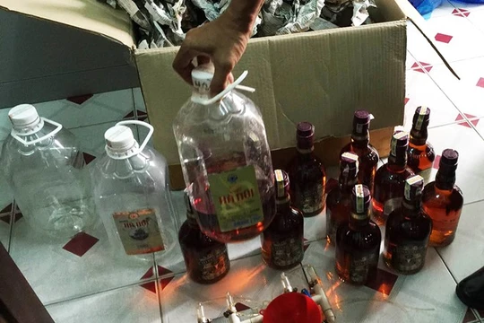 Nguyên liệu và rượu giả thành phẩm bị công an phát hiện, thu giữ. 