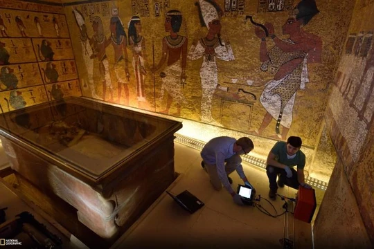 Hai kỹ thuật viên của tờ National Geographic là Eric Berkenpas và Alan Turchik làm việc bên quan tài bằng đá của vua Tutankhamun. Họ đang chuẩn bị các thiết bị radar xuyên tường để kiểm tra các bức tường trong lăng mộ. (Nguồn: Nat Geo)