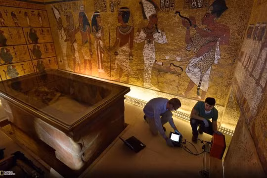 Hai kỹ thuật viên của tờ National Geographic là Eric Berkenpas và Alan Turchik làm việc bên quan tài bằng đá của vua Tutankhamun. Họ đang chuẩn bị các thiết bị radar xuyên tường để kiểm tra các bức tường trong lăng mộ. (Nguồn: Nat Geo)