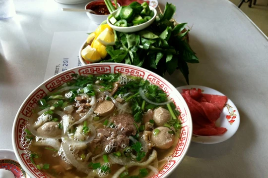 Đến Hà Nội và nếm thử món phở truyền thống của Việt Nam.