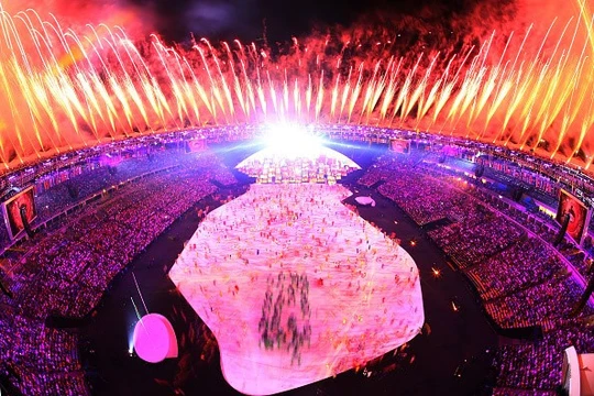 Sân vận động Maracana được phủ bởi những mà sắc huyền ảo của pháo hoa và ánh sáng.