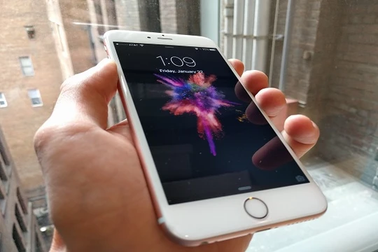 Sắp có iPhone màn hình uốn cong?