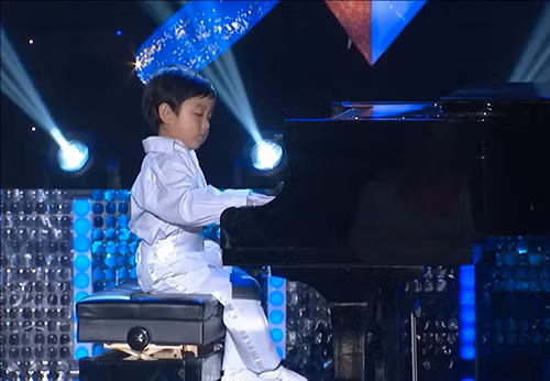 Thần đồng piano gốc Việt làm người Mỹ ngả mũ thán phục