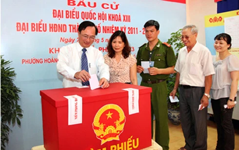 Thời tiết nhìn chung thuận lợi, nhưng có những thời điểm xuất hiện mưa rào và giông.