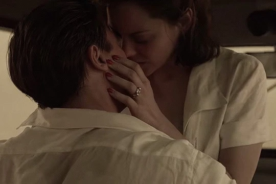 Cảnh tình tứ giữa Brad Pitt và Marion Cotillard trong Allied. (Nguồn: Paramount)