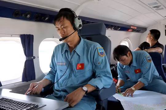 Các lực lượng chức năng vẫn đang tích cực tìm kiếm máy bay CASA 211 cùng 9 quân nhân mất tích. Ảnh Duy Khánh