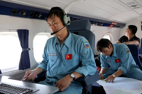 Các lực lượng chức năng vẫn đang tích cực tìm kiếm máy bay CASA 211 cùng 9 quân nhân mất tích. Ảnh Duy Khánh