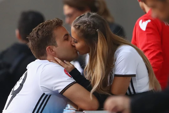 Các tuyển thủ Đức có lẽ là những người hạnh phúc nhất tại Euro 2016. Không chỉ nhận được sự cổ vũ cuồng nhiệt từ người hâm mộ trên khán đài, những Mario Goetze, Mats Hummels, Manuel Neuer... cũng thường xuyên tự thưởng cho mình những nụ hôn cháy bỏng cùng