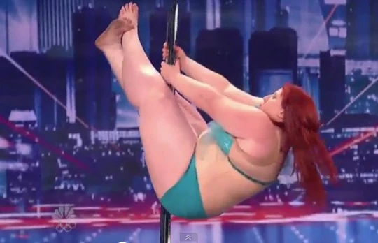 Tròn mắt xem cô gái béo múa cột sexy