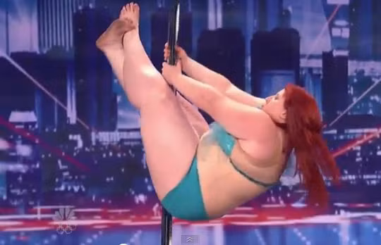 Tròn mắt xem cô gái béo múa cột sexy