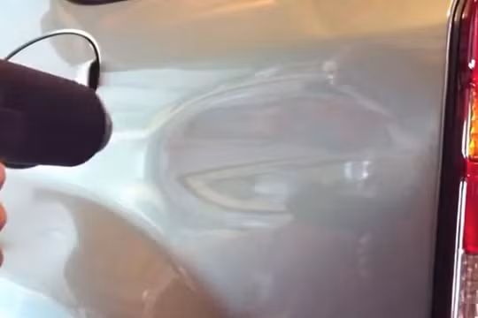 Video: Xem người Nhật sửa vết móp ôtô bằng máy sấy