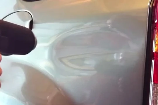 Video: Xem người Nhật sửa vết móp ôtô bằng máy sấy