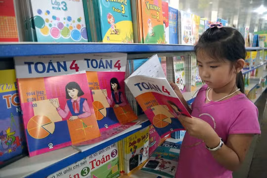 Những cuốn sách giáo khoa bằng song ngữ Việt - Anh được chia sẻ trên mạng xã hội đang khiến không ít học sinh thích thú và tò mò.