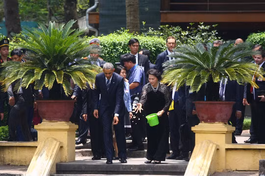 Sau cuộc hội đàm với Chủ tịch nước Trần Đại Quang, Tổng thống Mỹ Obama cùng Chủ tịch Quốc hội Nguyễn Thị Kim Ngân đi bộ từ Phủ Chủ tịch sang Nhà sàn Bác Hồ, dạo bước thong thả trong khu nhà sàn, cho cá ăn tại ao cá Bác Hồ.