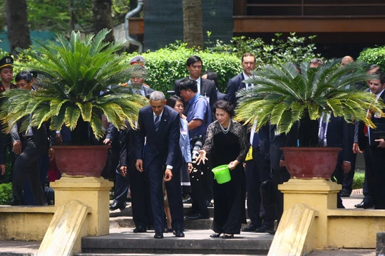 Sau cuộc hội đàm với Chủ tịch nước Trần Đại Quang, Tổng thống Mỹ Obama cùng Chủ tịch Quốc hội Nguyễn Thị Kim Ngân đi bộ từ Phủ Chủ tịch sang Nhà sàn Bác Hồ, dạo bước thong thả trong khu nhà sàn, cho cá ăn tại ao cá Bác Hồ.