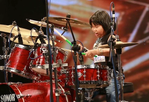 Ngạc nhiên xem nhạc sĩ Huy Tuấn vái lạy cậu bé 9 tuổi