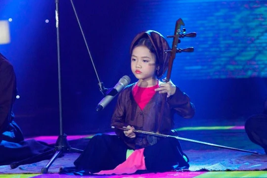 ‘Ca nương 6 tuổi' Đặng Tú Thanh đã có nhiều màn biểu diễn hát như lên đồng.