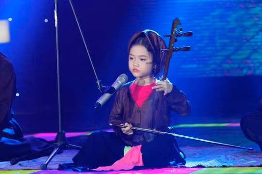 ‘Ca nương 6 tuổi' Đặng Tú Thanh đã có nhiều màn biểu diễn hát như lên đồng.
