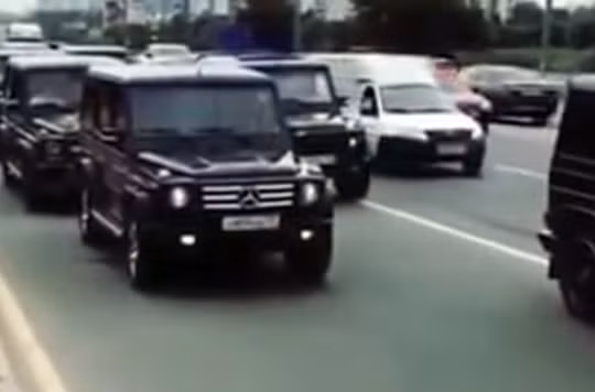 Đoàn gồm khoảng 30 “xế hộp sang” ước tính trị giá 100.000 USD/chiếc .