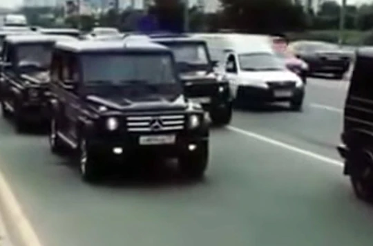 Đoàn gồm khoảng 30 “xế hộp sang” ước tính trị giá 100.000 USD/chiếc .