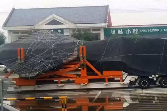 Ảnh máy bay được cho là chiếc J-31 thứ hai bị sự cố và được trùm bạt kín trên xe tải, chụp ngày 3.7.2016 - Weibo