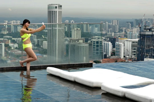 Một trong những bức ảnh tự sướng nguy hiểm nhưng gây sốt của Angelina Nicolau