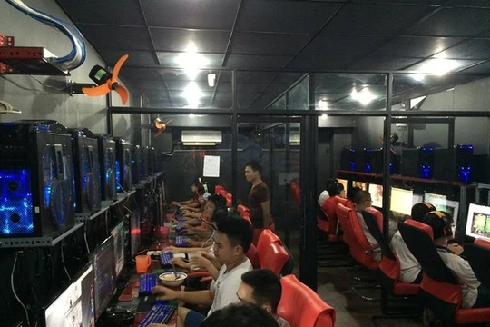 Dù ngồi trong phòng kín, nhưng áo ấm cũng không đủ ngăn được cái rét len lỏi khắp nơi. Game thủ này đã phải đắp thêm cho mình một chiếc chăn mỏng để có thể tiếp tục bám trụ.