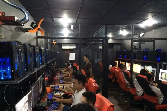 Dù ngồi trong phòng kín, nhưng áo ấm cũng không đủ ngăn được cái rét len lỏi khắp nơi. Game thủ này đã phải đắp thêm cho mình một chiếc chăn mỏng để có thể tiếp tục bám trụ.