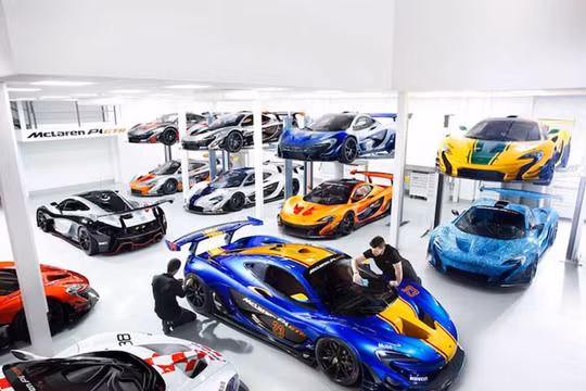 Ảnh chụp tại gara xe đua McLaren P1