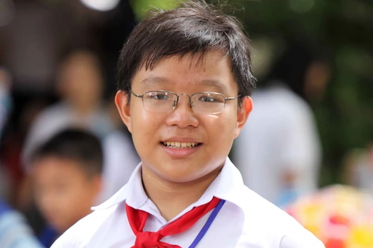 Làm quen với máy tính khi chưa đầy 4 tuổi, cậu bé Nguyễn Dương Kim Hảo đã đạt hàng chục giải thưởng tin học uy tín trong và ngoài nước, khiến nhiều người thán phục.