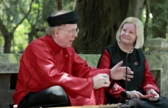 Đại sứ David Devine đánh đàn bầu.