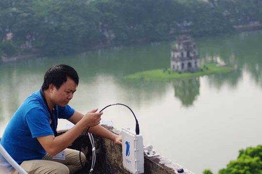 Điểm phát Wi-Fi miễn phí được lắp đặt trên nóc tòa nhà Bưu điện Hà Nội là 1 trong 10 điểm dự kiến sẽ được đưa vào hoạt động dịp Quốc khánh 2/9 sắp tới (Ảnh: Xuân Phú)