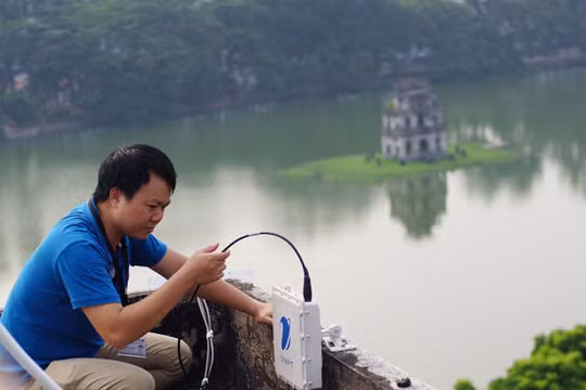 Điểm phát Wi-Fi miễn phí được lắp đặt trên nóc tòa nhà Bưu điện Hà Nội là 1 trong 10 điểm dự kiến sẽ được đưa vào hoạt động dịp Quốc khánh 2/9 sắp tới (Ảnh: Xuân Phú)