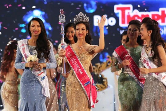 Chủ nhân của vương miện Hoa hậu Việt Nam 2016 là Đỗ Mỹ Linh - thí sinh mang số báo danh 145 đến từ ĐH Ngoại thương Hà Nội.