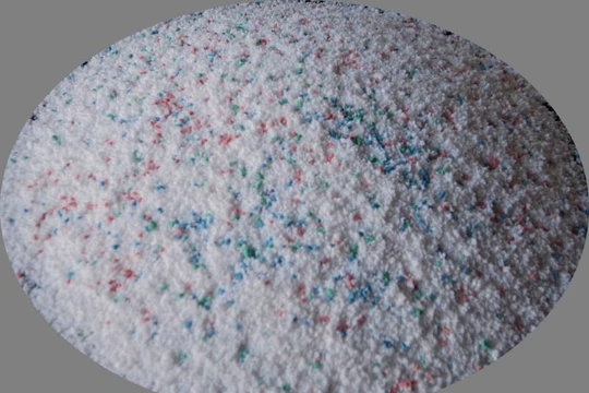 Tại sao trong bột giặt có các hạt màu xanh, đỏ?