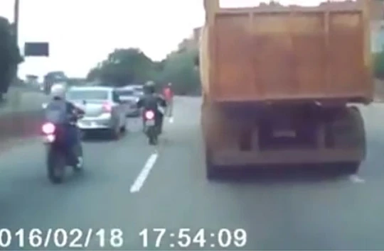 Video: Cú va chạm giao thông cực nguy hiểm giữa xe máy và người đi bộ